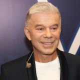 52-летняя жена Газманова прижалась к молодому красавчику после новости о расставании 