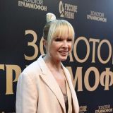 Красавица с розовыми волосами: что известно о наследнице Лаймы Вайкуле, которую она скрывала