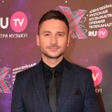 Сергей Лазарев сбежал от холодных снегов к палящему солнцу