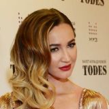 Топор войны: погрузившая друзей на частный самолет Бузова не нашла места для младшей сестры