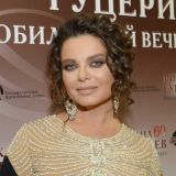 Королева оправдалась за шокирующую публику мать в лосинах