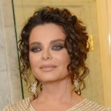 Дергающиеся Королева с мамой в странных нарядах вызвали оторопь: В цирк пора