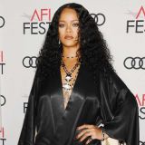 Беременная Рианна с огромным животом вышла на улицу в спущенных джинсах