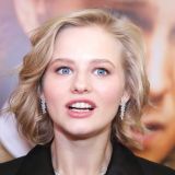 Саша Бортич вышла к фотографам на мероприятии в рваных колготках