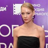 Усыпанная бриллиантами Ходченкова показала фигуру