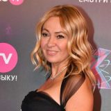 Позирующую на качелях Рудковскую жестко высмеяли