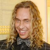 Тарзан изо всех пытается привлечь народ на выставку