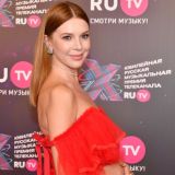 Набравшая вес полуголая Подольская удивила танцами у бассейна 