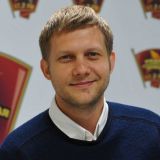 Припавшего к кресту больного Корчевникова осыпают молитвами