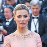 Боня устроила фотосессию в снегу