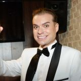 Фривольный Солнцев вцепился в грудь пожилой пенсионерки