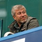 Прижали: схваченный за горло Абрамович распродает 