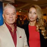 Жена Газманова прижалась к мохнатому жеребцу после слухов о расставании: Сильно накрыло