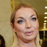 Застукали: Обнаженная Волочкова прикрыла срам веником