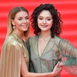 Вся в мать: Голая дочь Толкалиной схватилась за округлую грудь 