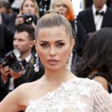 Боня в плавках со стразами сверкнула плоским животом и налитой грудью