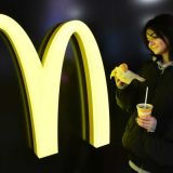 Эксперты: россиян не оставят без фастфуда и качественной одежды на фоне западных санкций