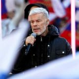 Военные прибили телефон Газманова гвоздем к забору из-за опасной ошибки певца