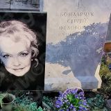 Крест лежит на земле: что случилось с могилой бабушки Крюкова и матери Бондарчука 