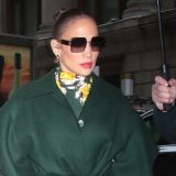 Джей Ло подразнила народ пикантным платьем