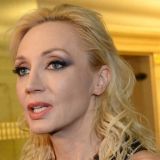 Баулы и грязные вокзалы: Сбежавшая из США Орбакайте мечется по российской провинции