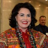 72-летняя горбатая Бабкина в молодежном наряде вызвала оторопь  