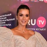 Бородина в дерзком мини показала ноги от ушей