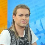 Солнцев с пунцовым лицом и перьями на голове вырядился в доспехи