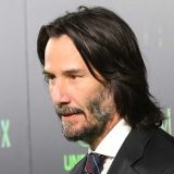 Холостяка Киану Ривза заметили во время покупки кольца