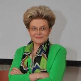 Елена Малышева опровергла слухи о закрытии своей программы и отъезде за границу