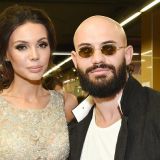 Самойлова показала свой уход за кожей в районе локтей, коленей и шеи