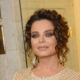 Королева продемонстрировала откровенный золотой наряд