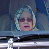 Елизавета II отказывается садиться в инвалидное кресло из-за гордости