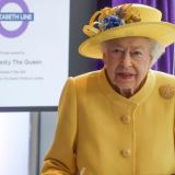 Елизавета II спустилась в метро