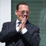 Фанаты Деппа привезли к зданию суда пиратский корабль перед оглашением приговора