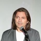 Один глаз на нас, другой в Арзамас: Очумевший Маликов вывел в свет изуродованную жену