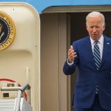 Байден чуть не рухнул с трапа самолета – видео