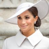 Меган Маркл упала королеве в ноги