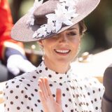 Новый выход Кейт Миддлтон шокировал народ: Затмила королеву