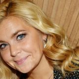 Похорошевшая Пегова сверкнула стройными ногами