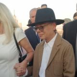 Превратился в сухонького старичка: истерзанного раком Юдашкина водит за руку красавица-жена