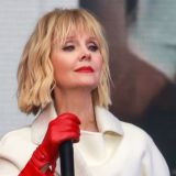 Упавшая на сцене певица Валерия сообщила о своем состоянии