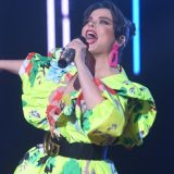 Усыпанная красными пятнами Королева напугала фанатов