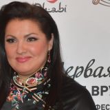 Анна Нетребко поразила фанатов платьем с декольте