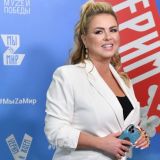 Бурунов покормил игривую Семенович ягодками