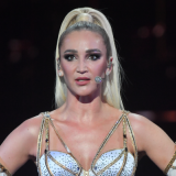 Оттопырившую грудь Бузову закидали камнями: Ей же не 18 лет