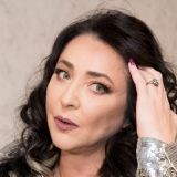 Ни трусов, ни лифчика: развязная Лолита потрясла голыми телесами перед толпой