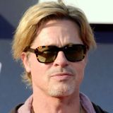 Стилист оценила образ надевшего юбку Брэда Питта