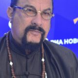 Вышвырнутый из США Сигал намылил шею переобувшимся звездам