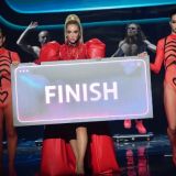 Ольга Бузова показала фигуру в оранжевом купальнике